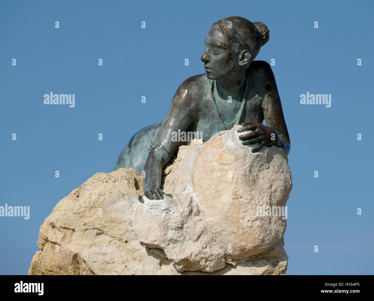 "Sol Alter" da Giota Ioannidou, questa scultura o statua si siede accanto alla Paphos sentiero costiero vicino a Paphos Fort a Stock Foto "Sol Alter" da giota Foto Stock