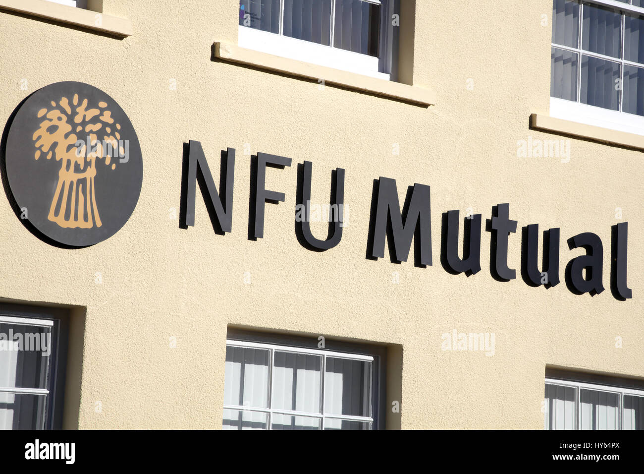 Carmarthen, Wales, Regno Unito, ottobre 22, 2016 : NFU società di mutua assicurazione pubblicità segno al di fuori della loro filiale in Cambriano Street Foto Stock
