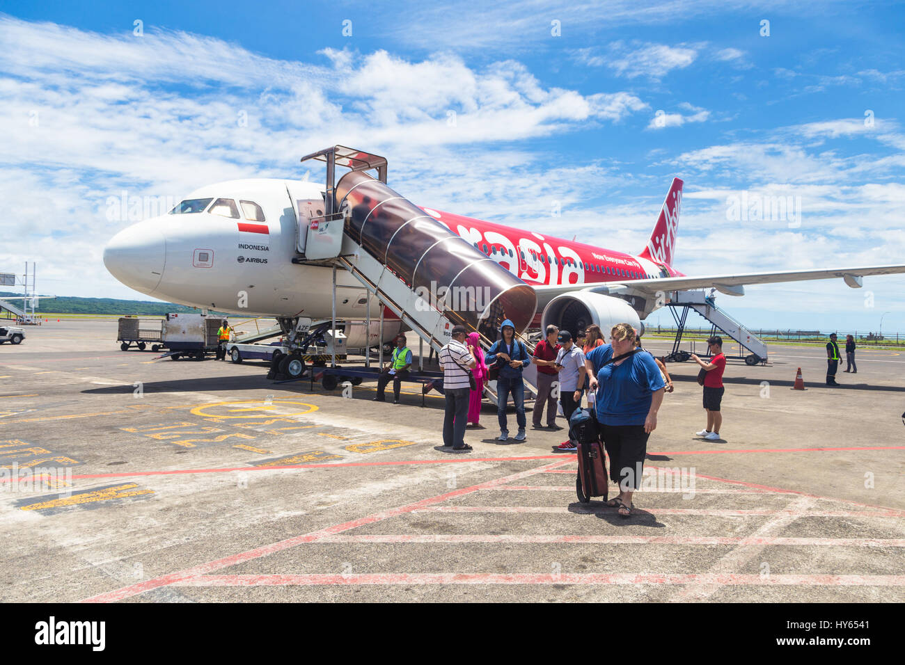 BALI, Indonesia - 14 febbraio 2017: viaggiatori uscire un Airasia aereo sulla pista dell'aeroporto di Denpasar nell isola di Bali, la principale destinazione di viaggio in Foto Stock