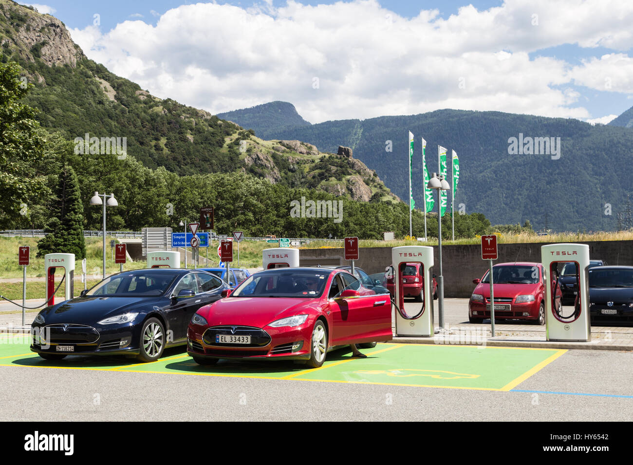 MARTIGNY, Svizzera - 29 giugno 2016: due Tesla Model S automobili in carica la batteria con il sovralimentatore Tesla nel Gran San Bernardo relais in Mar Foto Stock