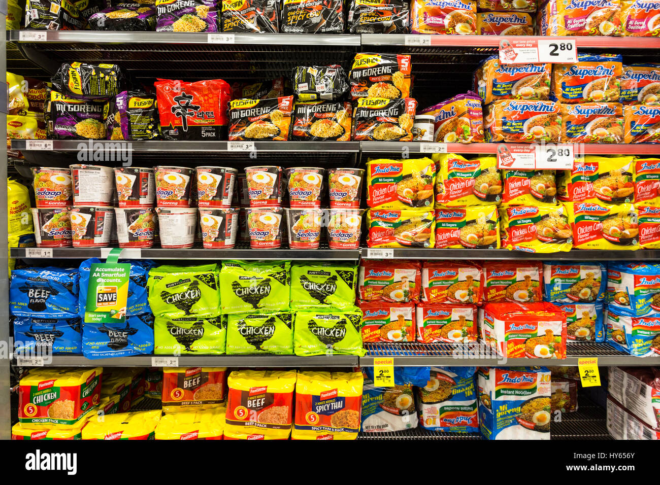 AUCKLAND, NUOVA ZELANDA - 22 febbraio 2017: spaghetti istantanei da vari marchi visualizzati in un supermercato. Foto Stock