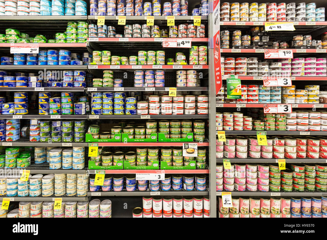 AUCKLAND, NUOVA ZELANDA - 22 febbraio 2017: lattine di tonno, salmone e altri tipi di pesce visualizzati in un supermercato con prezzi in dollaro neozelandese. Foto Stock