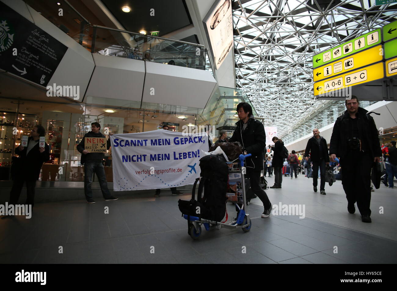 Berlinl, Germania, Marzo 28th, 2015: protesta contro il PNR ( passenger name record) sugli aeroporti. Foto Stock