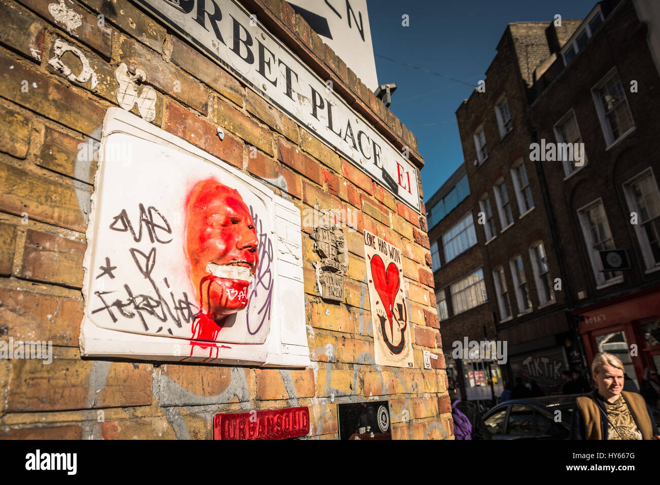 Gregos' la mia faccia sulle pareti della maschera in Inghilterra in Spitalfields nell'East End di Londra, Inghilterra, Regno Unito Foto Stock