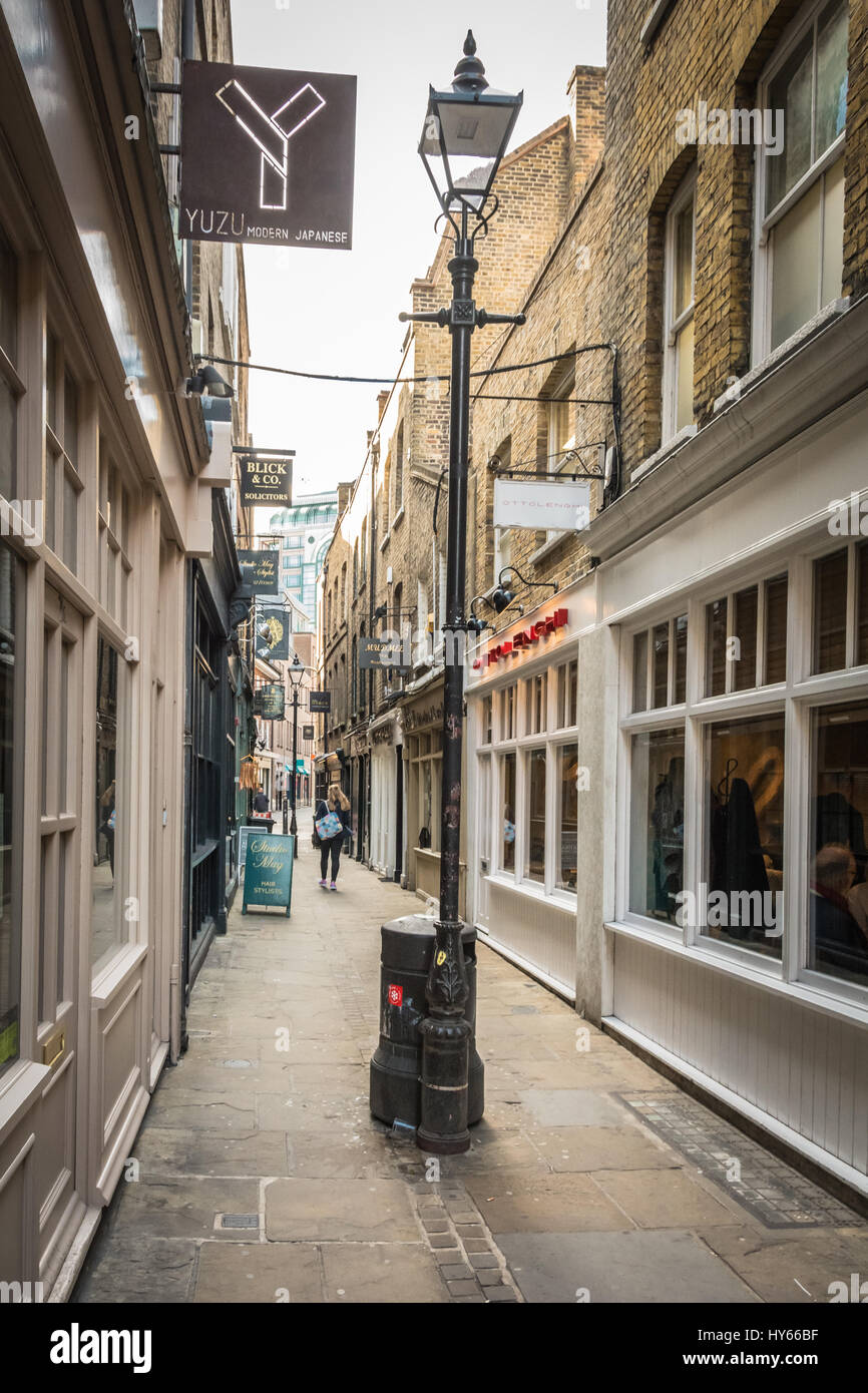 Passaggio di artiglieria in Spitalfields nell'East End di Londra, Inghilterra, Regno Unito Foto Stock