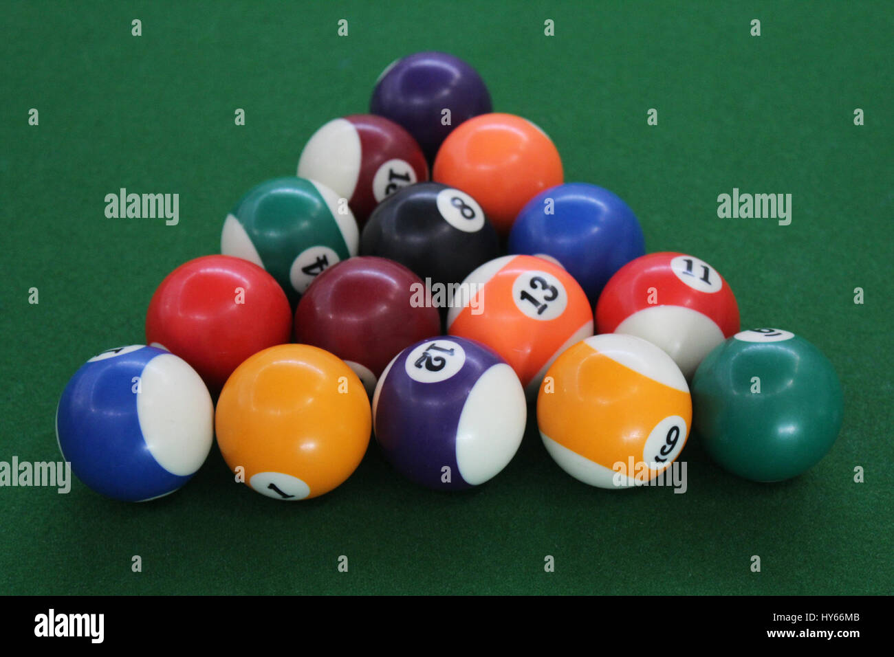 Si tratta di un gioco di biliardo che è molto divertente. Nella maggior parte dei casi si è alto gioco di società. In questa immagine molti snooker sfera formano un triangolo Foto Stock