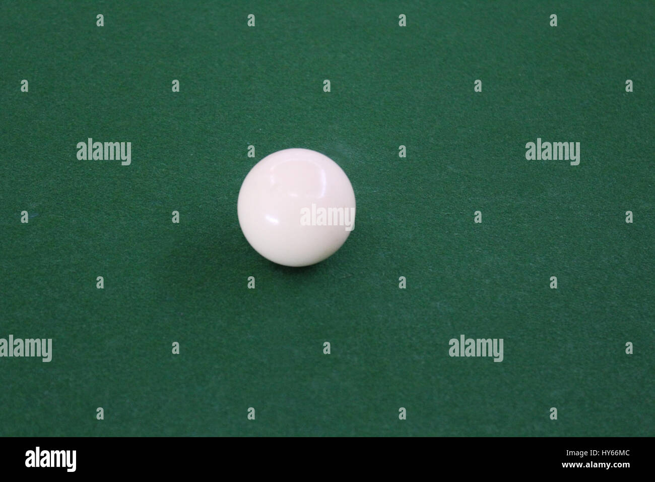 Una sfera bianca di snooker (biliardo) Foto Stock