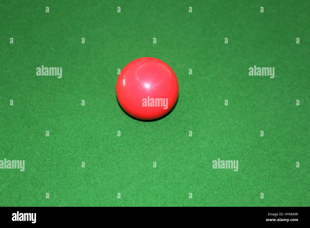 Una palla rossa di snooker (biliardo) Foto Stock