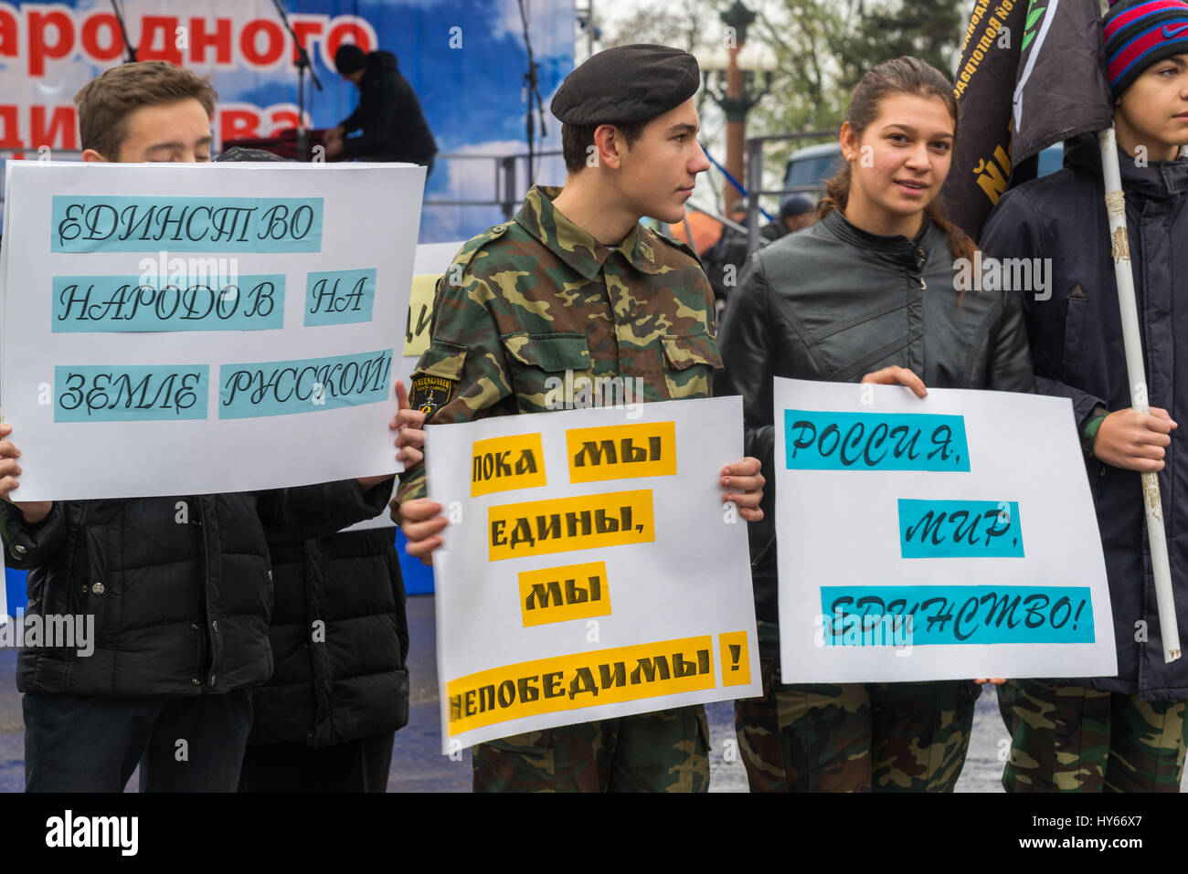 Volgograd, Russia - novembre 04.2016. I bambini con i poster dedicata al giorno di unità nazionale Foto Stock