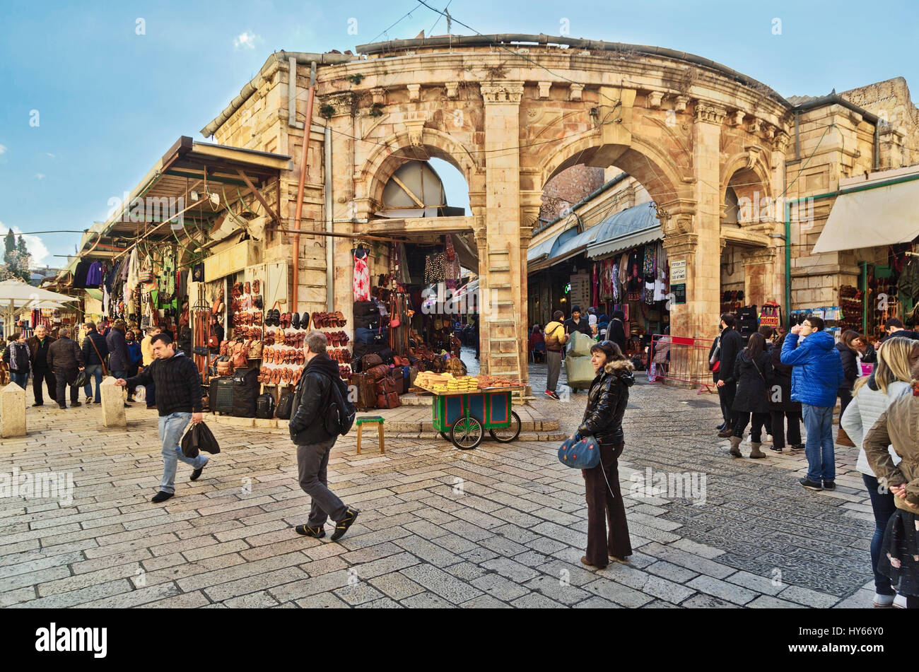 Gerusalemme, Israele - 26 dicembre 2016: porta medievale porta alla Aftimos bazar con i suoi mercanti rumorosi e colorati merci nel quartiere cristiano Foto Stock