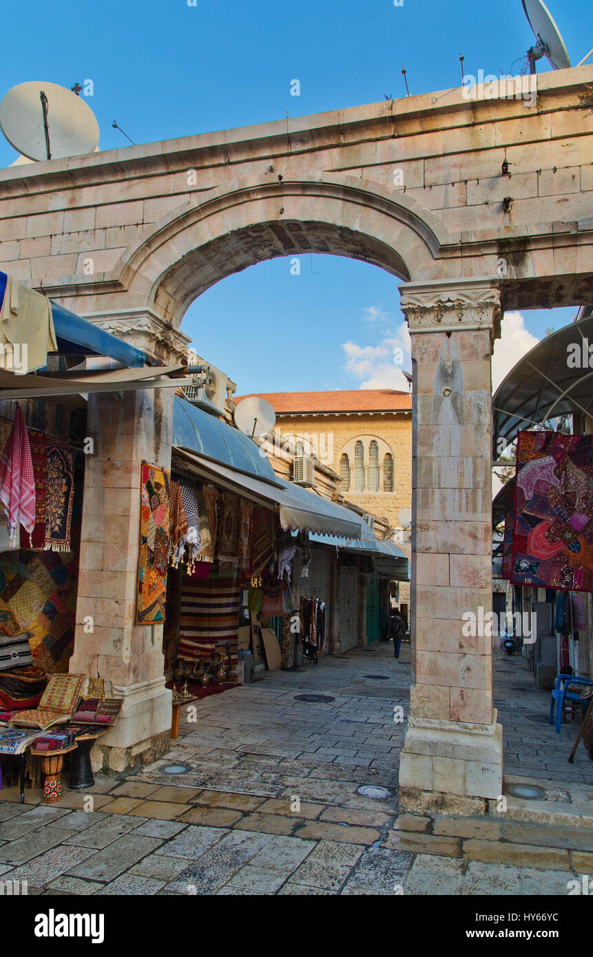 Gerusalemme, Israele - 26 dicembre 2016: porta medievale porta alla Aftimos bazar con i suoi mercanti rumorosi e colorati merci nel quartiere cristiano Foto Stock