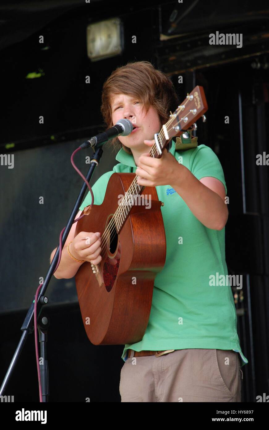 Luke Jackson, British folk e radici cantante/cantautore, esegue a Tentertainment music festival a Tenterden nel Kent, in Inghilterra il 3 luglio 2010. Foto Stock