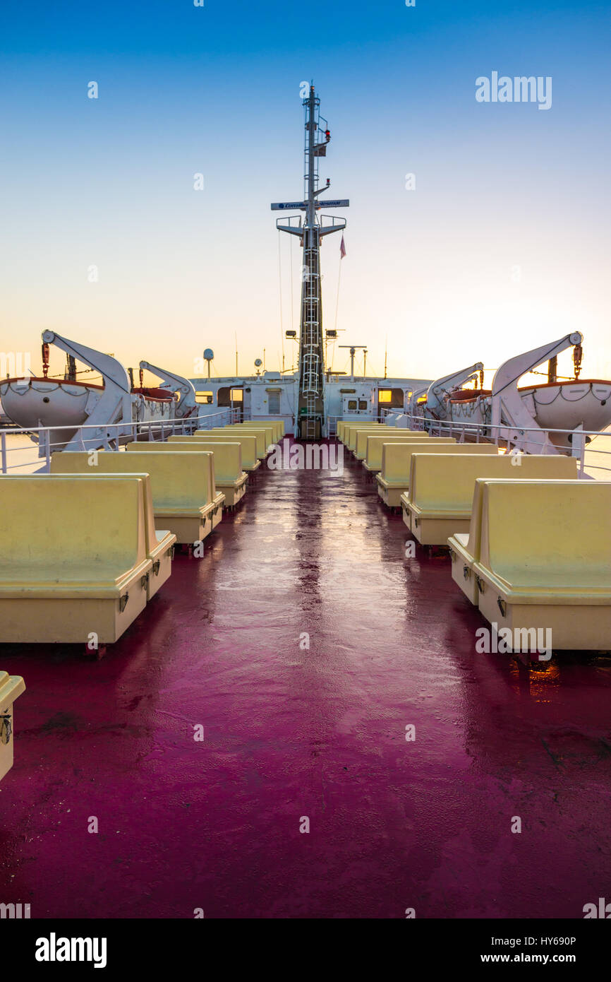 Canale di Piombino incrocio con ferry boat in estate Foto Stock
