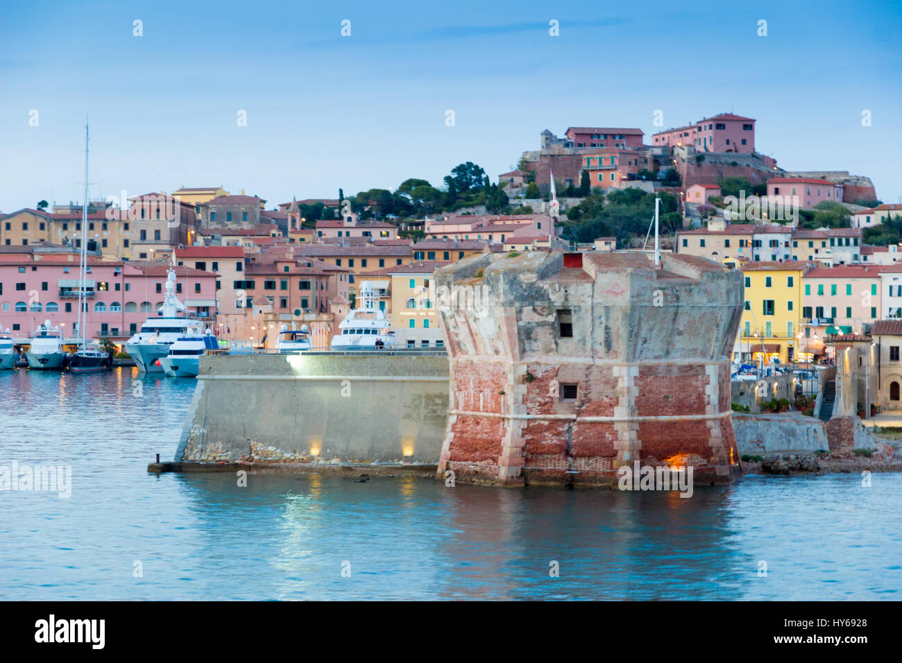 Canale di Piombino incrocio con ferry boat in estate Foto Stock