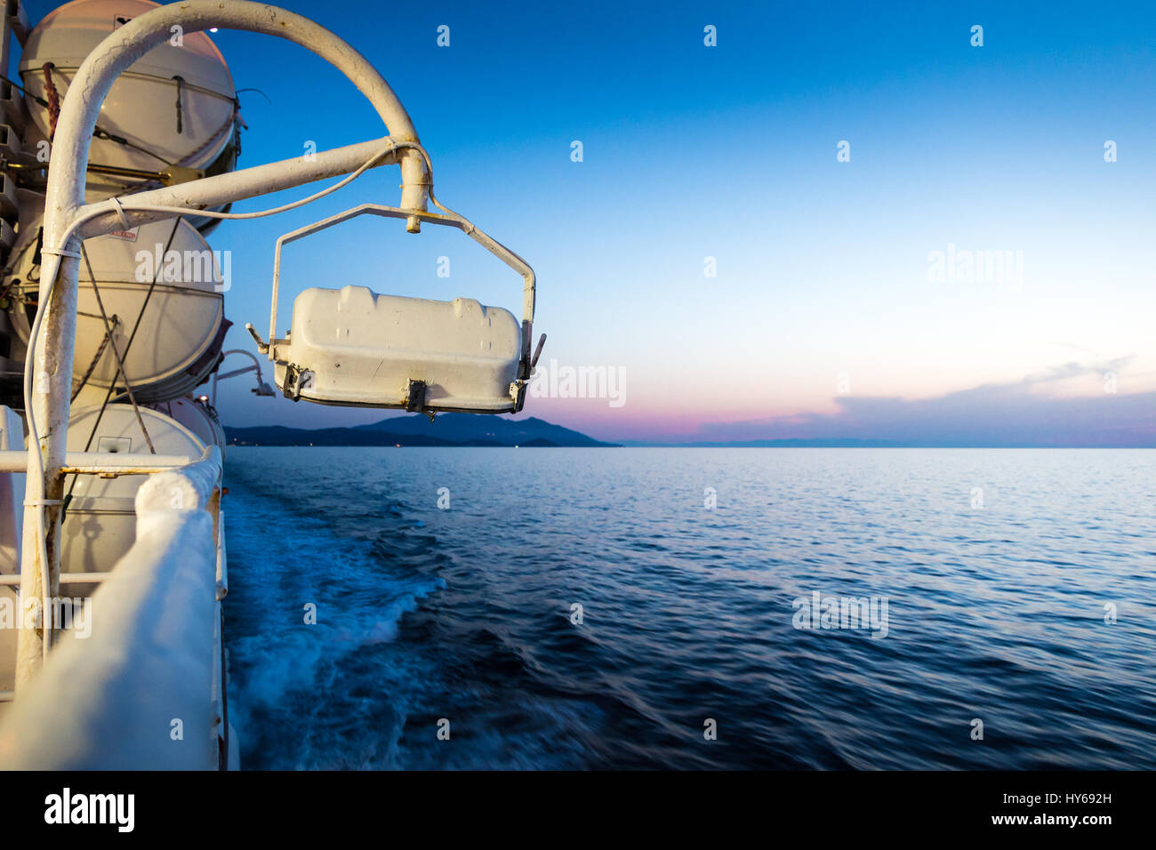 Canale di Piombino incrocio con ferry boat in estate Foto Stock