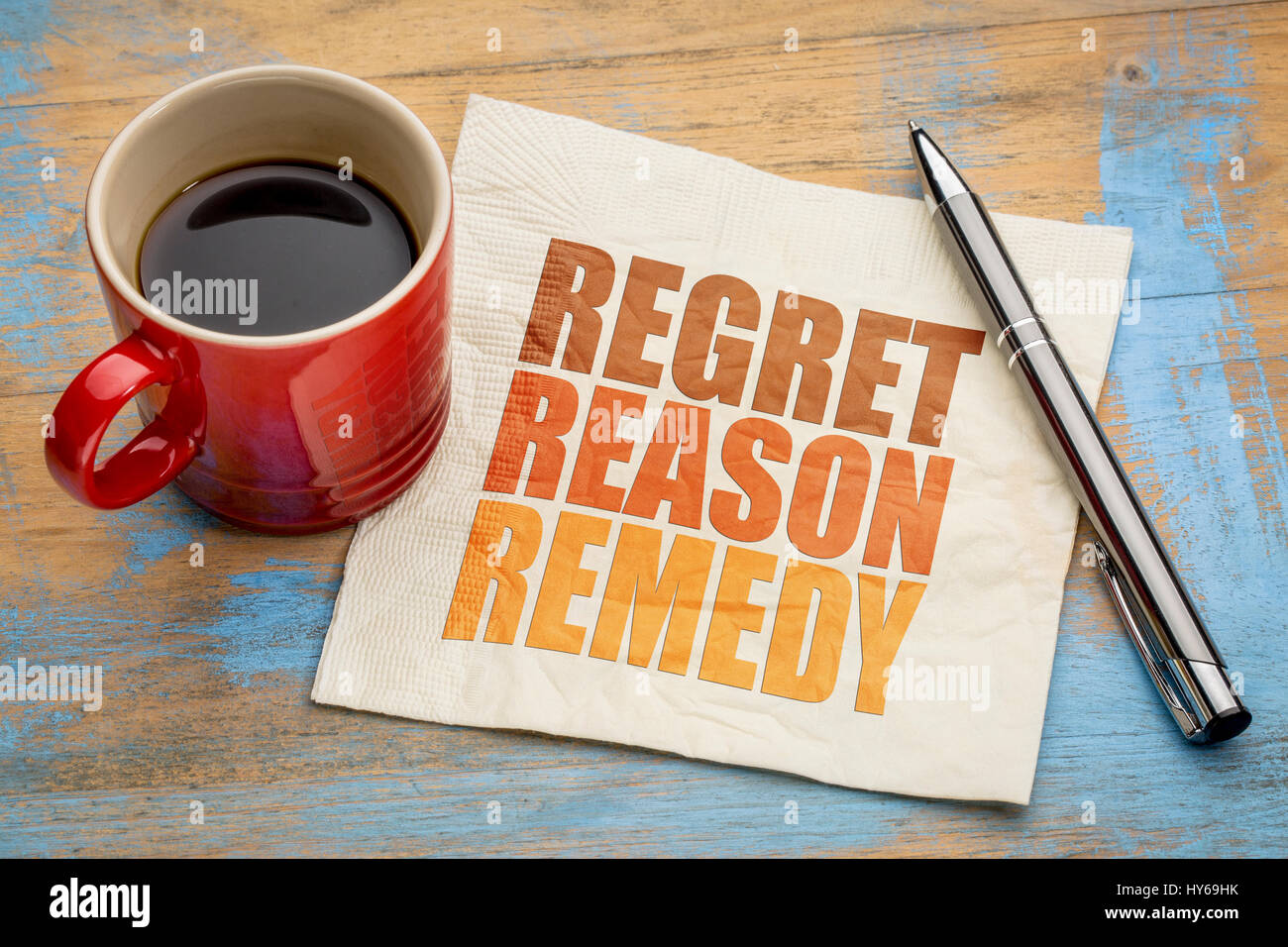 Dispiace, motivo, Remedy parola astratta su un tovagliolo con una tazza di caffè - crisi il concetto di gestione Foto Stock