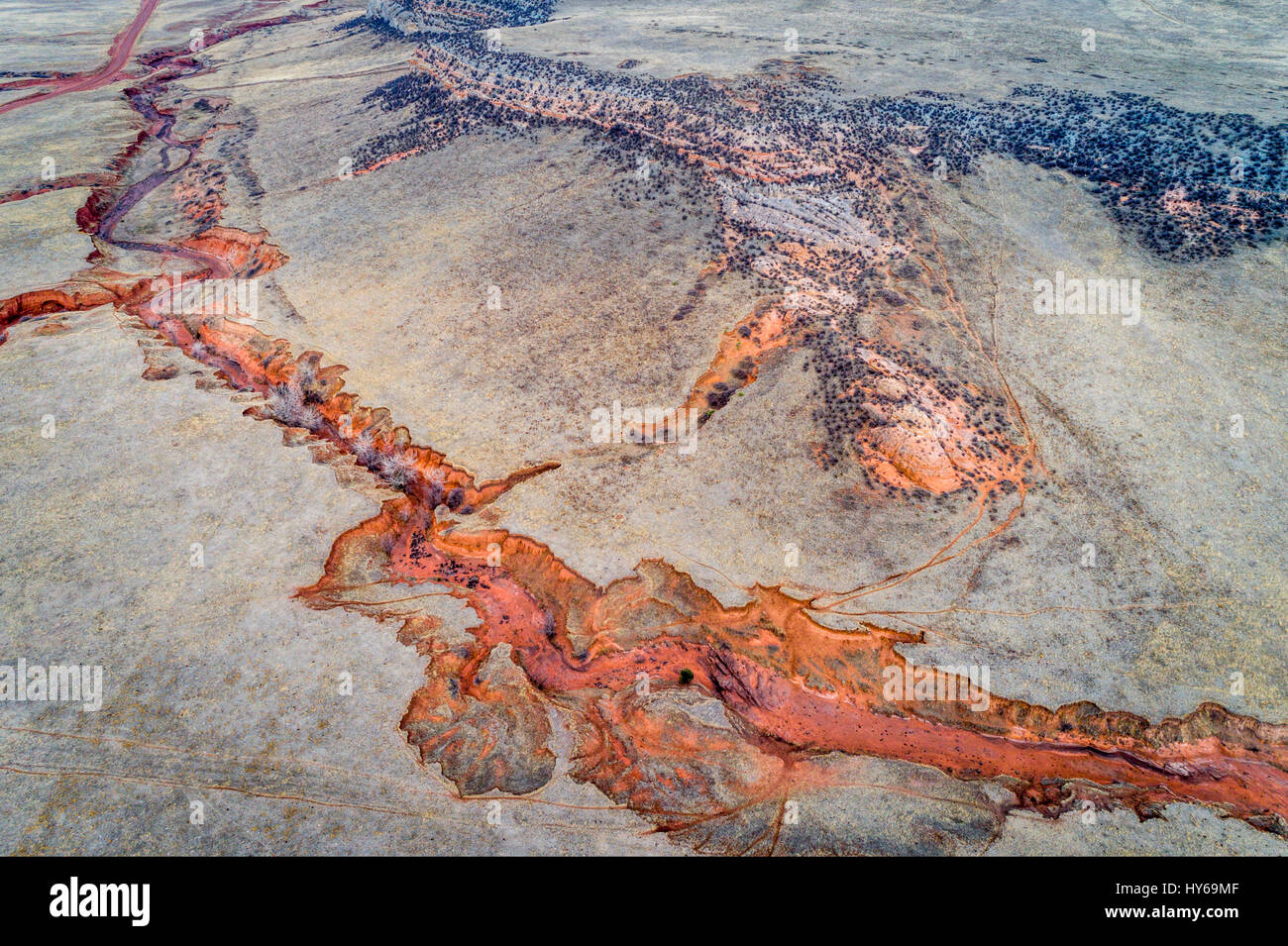 Antenna astratta del paesaggio delle colline di Colorado con un torrente asciutto canyon Foto Stock