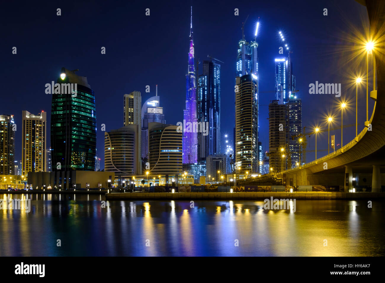 Emirati arabi uniti dubai - circa gennaio 2017: vista del Burj Khalifa e la luce del LED mostrano come si vede dal Business Bay in Dubai. Il grattacielo ho Foto Stock