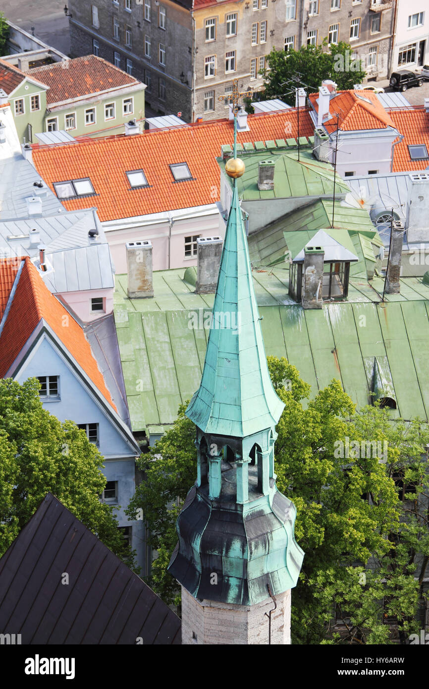 Panorama della città vecchia di Tallinn in estate Foto Stock