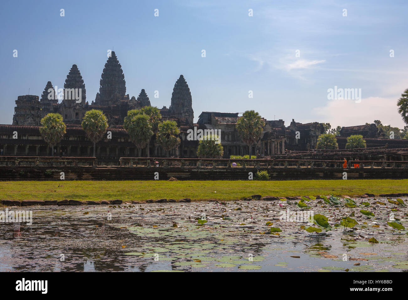 Il principale complesso tempio di Angkor Wat dallo stagno riflettente, Siem Reap, Cambogia Foto Stock