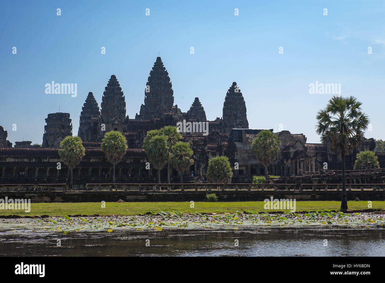 Il principale complesso tempio di Angkor Wat dallo stagno riflettente, Siem Reap, Cambogia Foto Stock