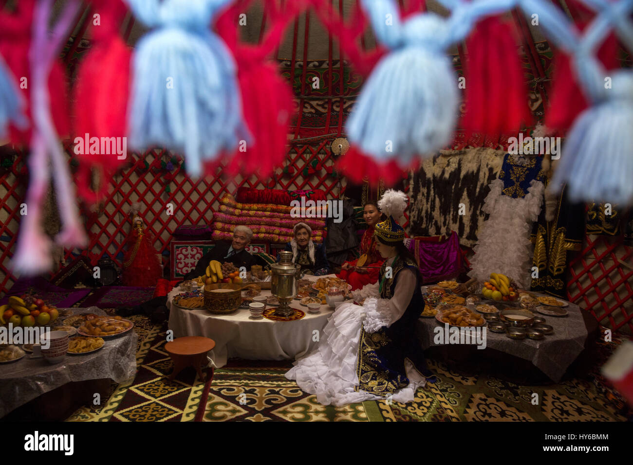 Tradizionale famiglia kazako attende gli ospiti in un tradizionale yurt durante la vacanza Nowruz Foto Stock