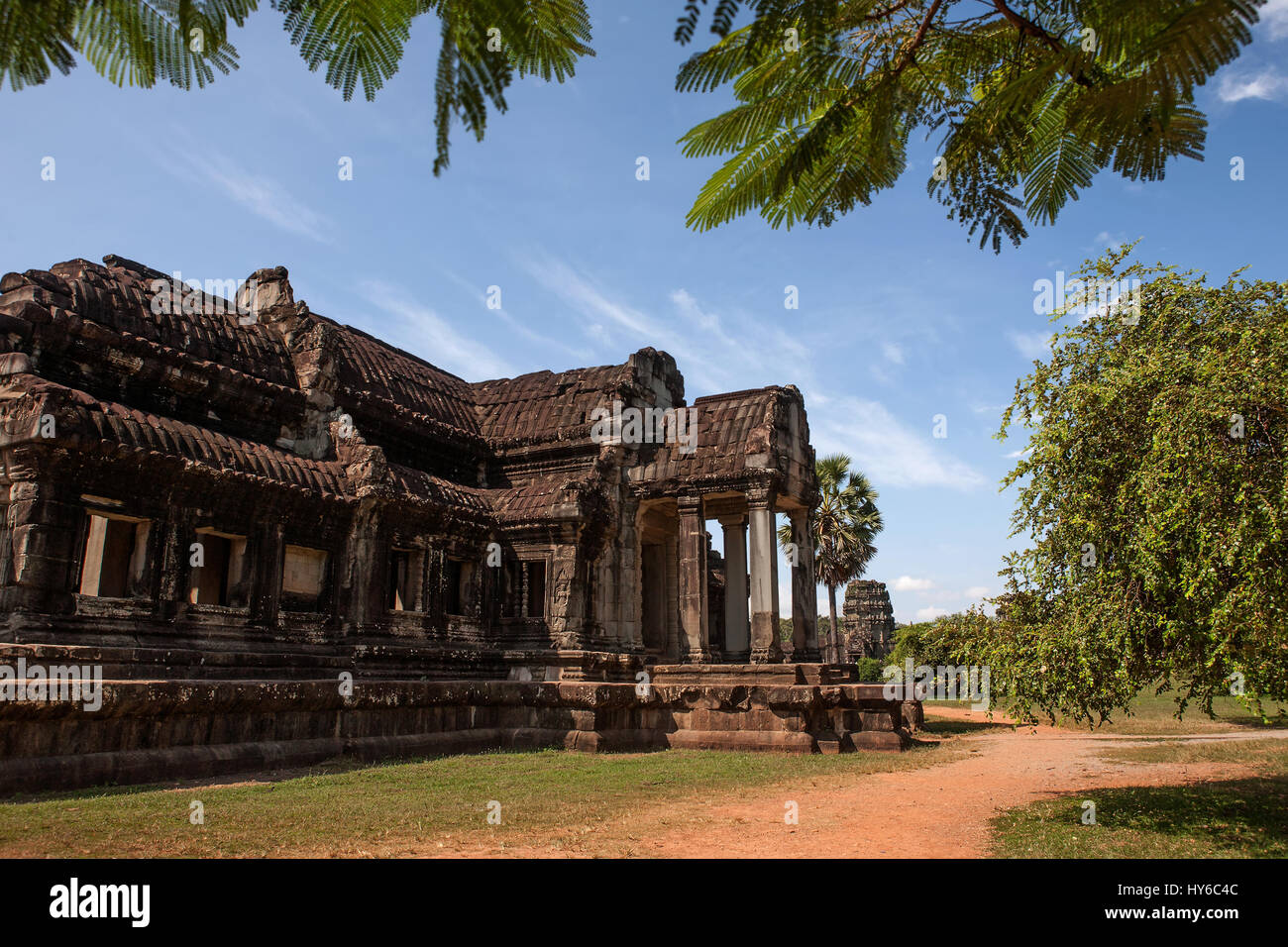 Una delle librerie in motivi esterna di Angkor Wat, Siem Reap, Cambogia Foto Stock