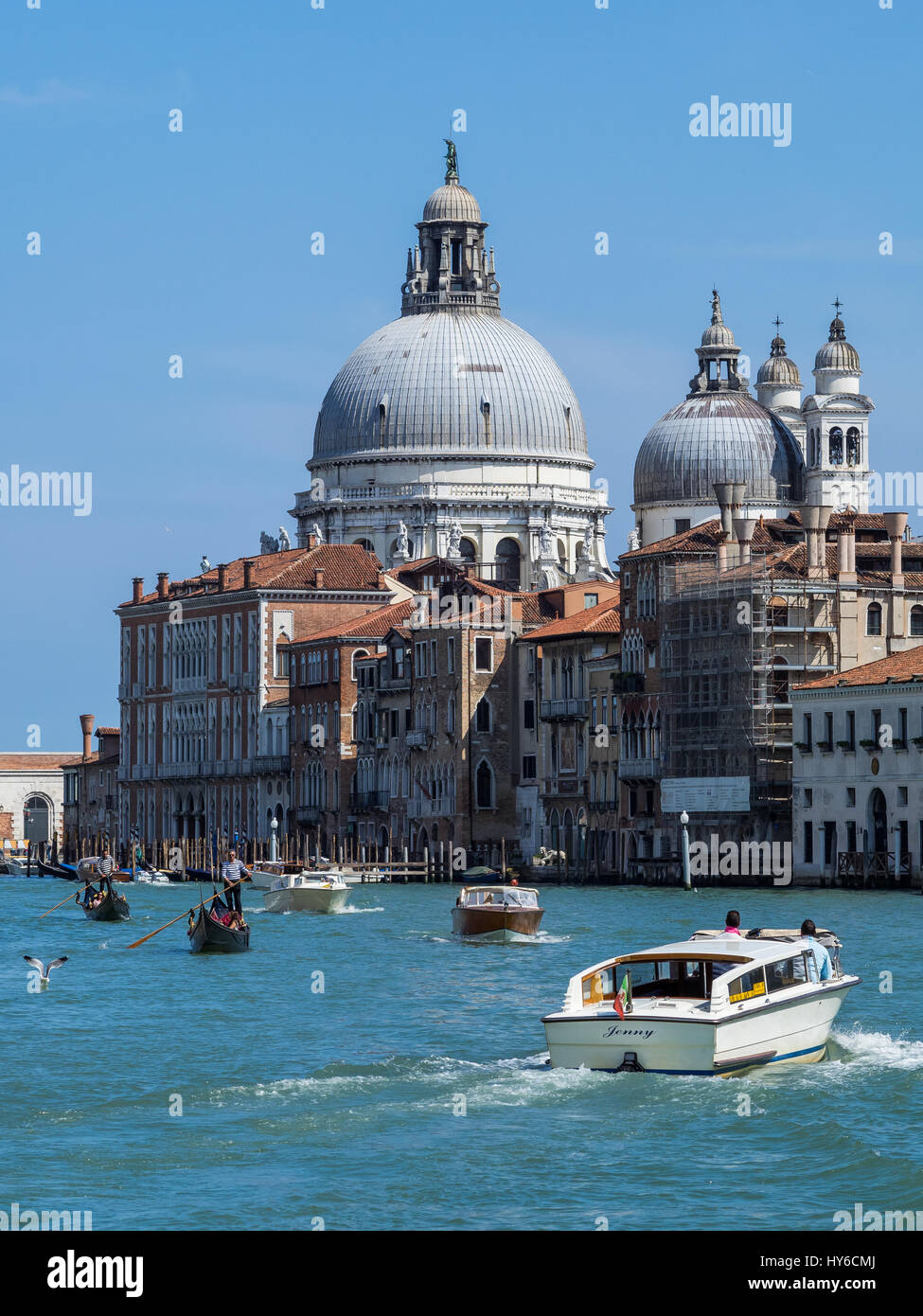 Basilica di Santa Maria della Salute dal Canal Grande con barche e cielo blu, Venezia, Italia Foto Stock