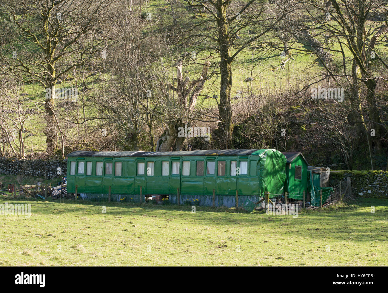 Un vintage carrello ferroviario utilizzato come casa vacanze all'interno di un campo. San Giovanni in Valle, Cumbria, England, Regno Unito Foto Stock