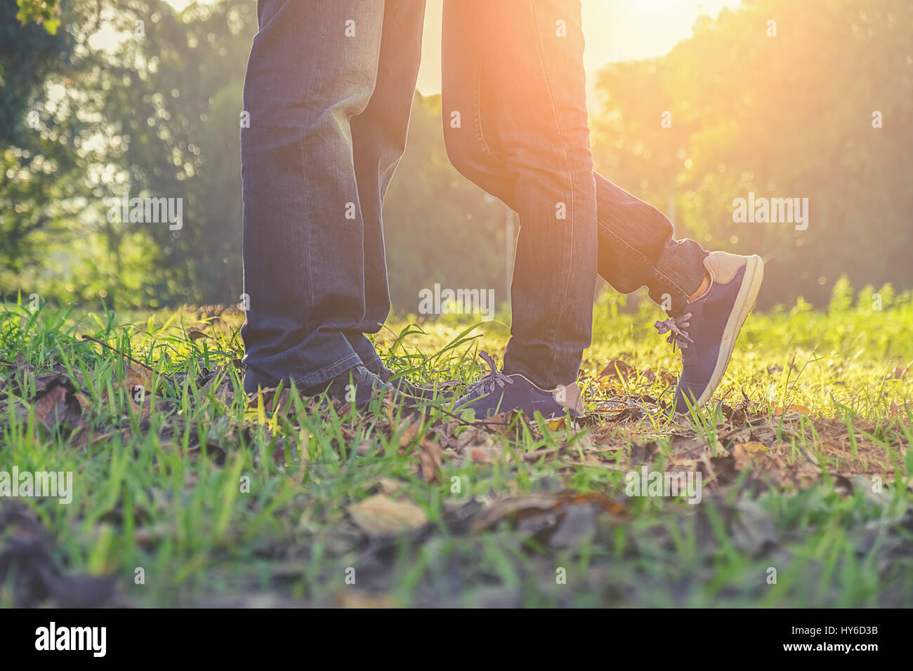 Coppia romantica in piedi nel parco Foto Stock