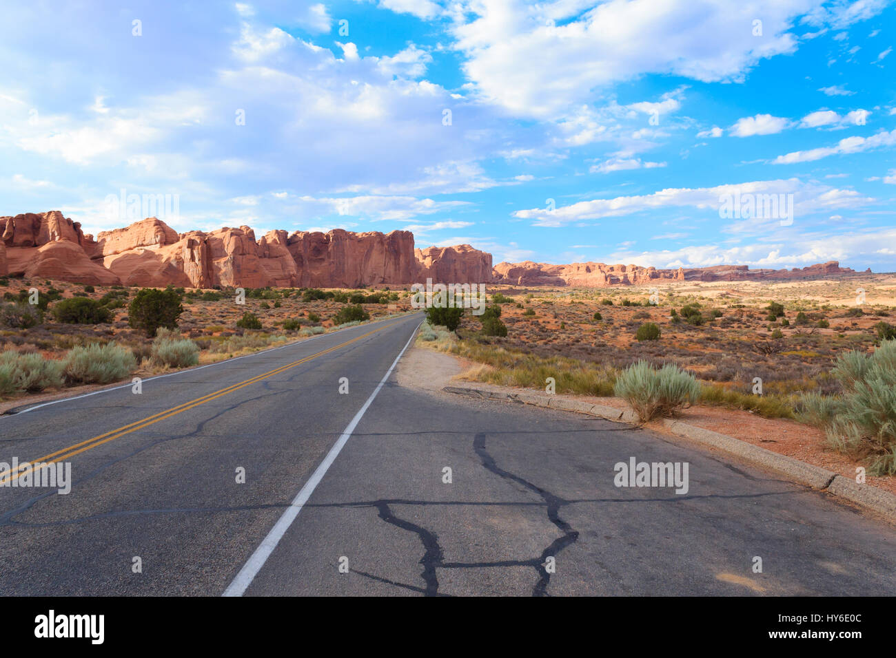 Panorama da dello Utah Highway attraverso il Parco Nazionale di Arches. Stati Uniti d'America. Foto Stock