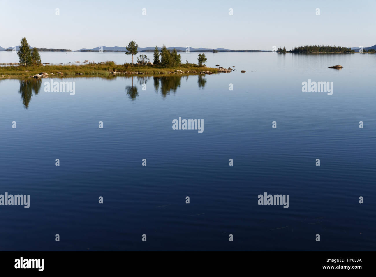 In estate il lago in Lappland nella Svezia settentrionale Foto Stock