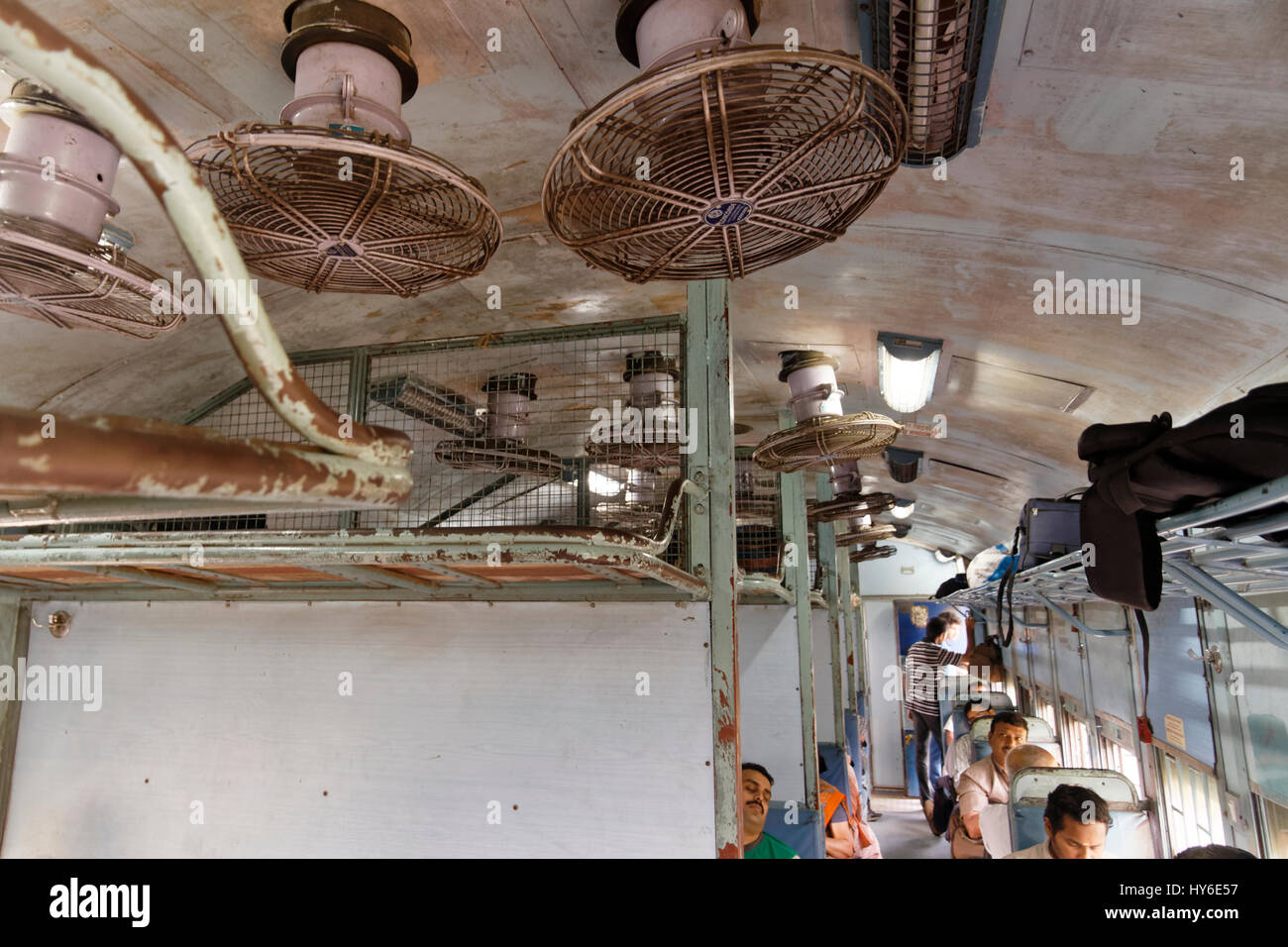 Le persone che viaggiano in un treno in Karnataka, India del Sud Foto Stock