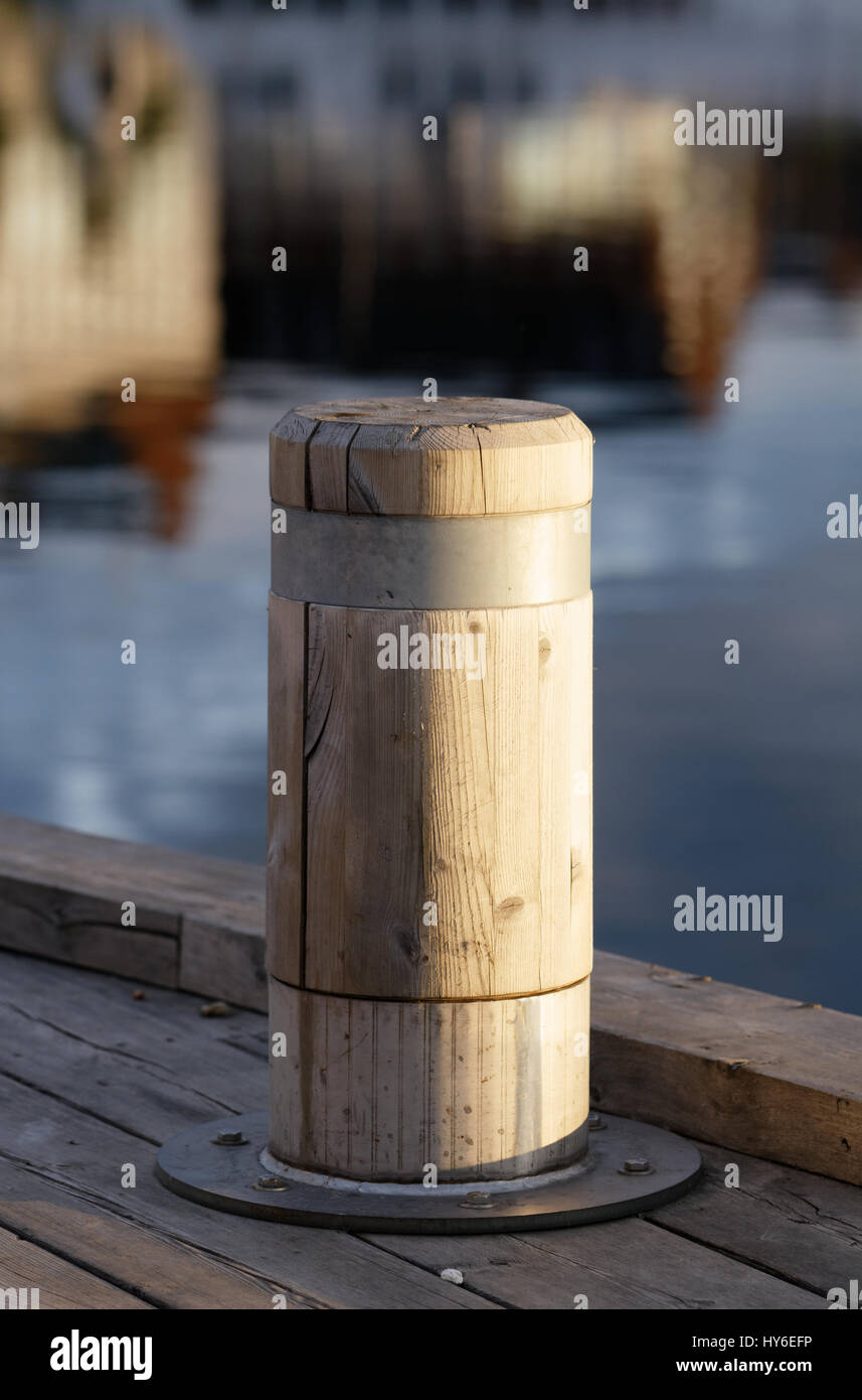Palo di legno su Skeppsbron a Luleå, Svezia Foto Stock
