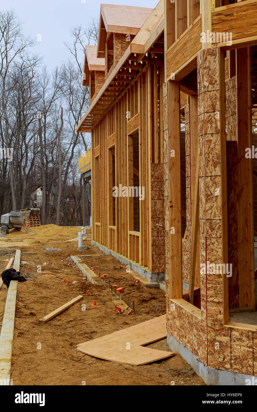 Nuove case in costruzione nel Nord America il caos apparente di una casa di telaio essendo costruito Foto Stock