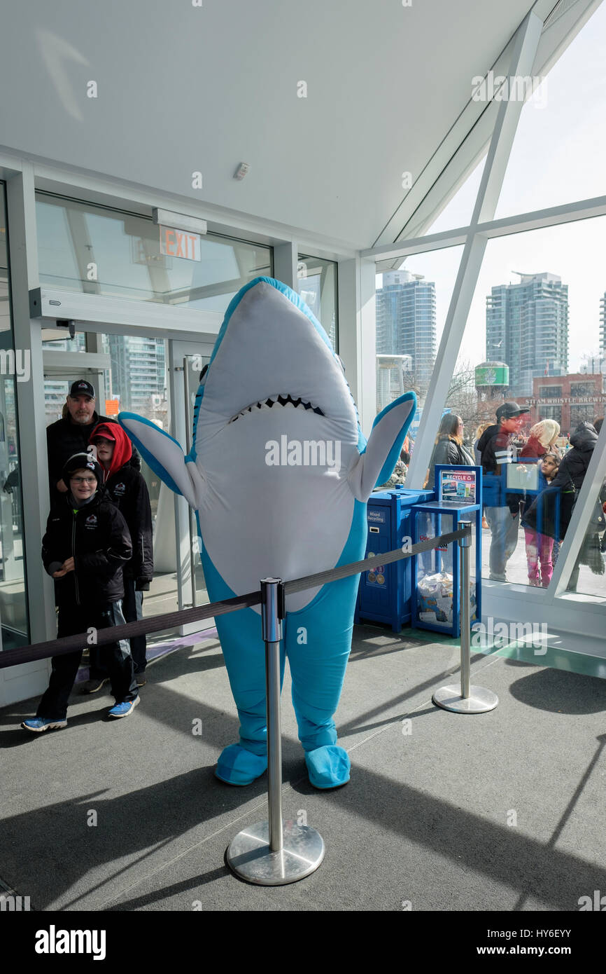 Ripley's acquario di Canada mascotte squalo saluto i visitatori all'entrata dell'attrazione, il centro cittadino di Toronto, Ontario, Canada. Foto Stock