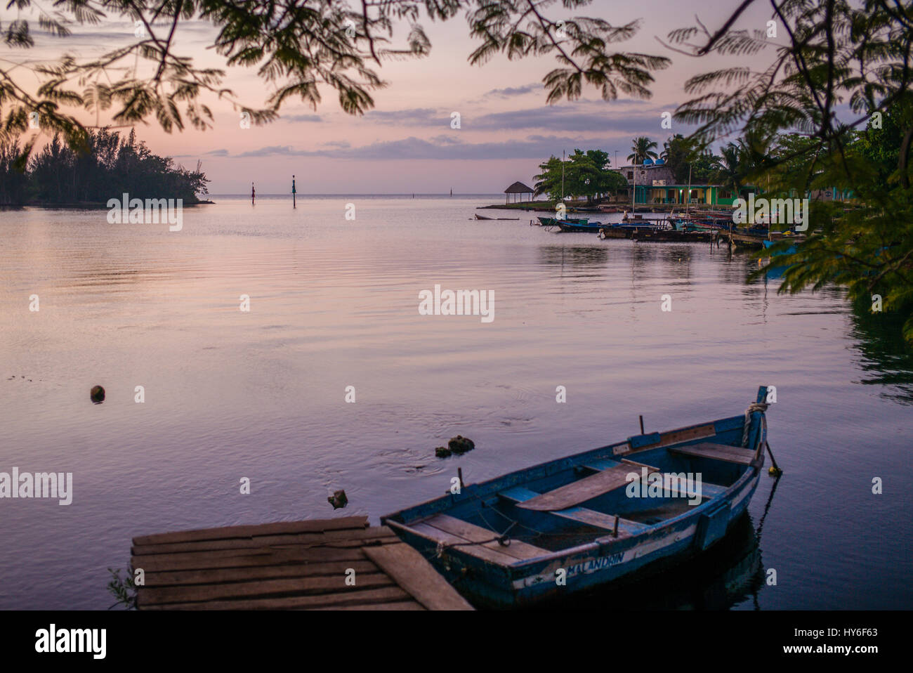 I pescatori e barche all'alba sulla Baia dei maiali, Playa Larga, Cuba. Foto Stock