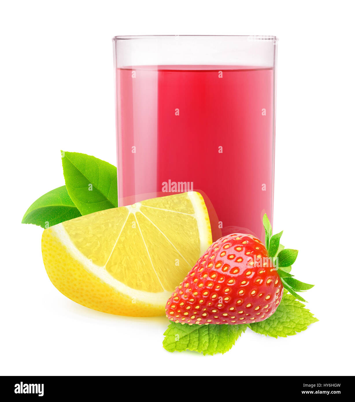 Isolato limonata di fragola. Bicchiere di fragola e limone bere isolato su sfondo bianco con tracciato di ritaglio Foto Stock