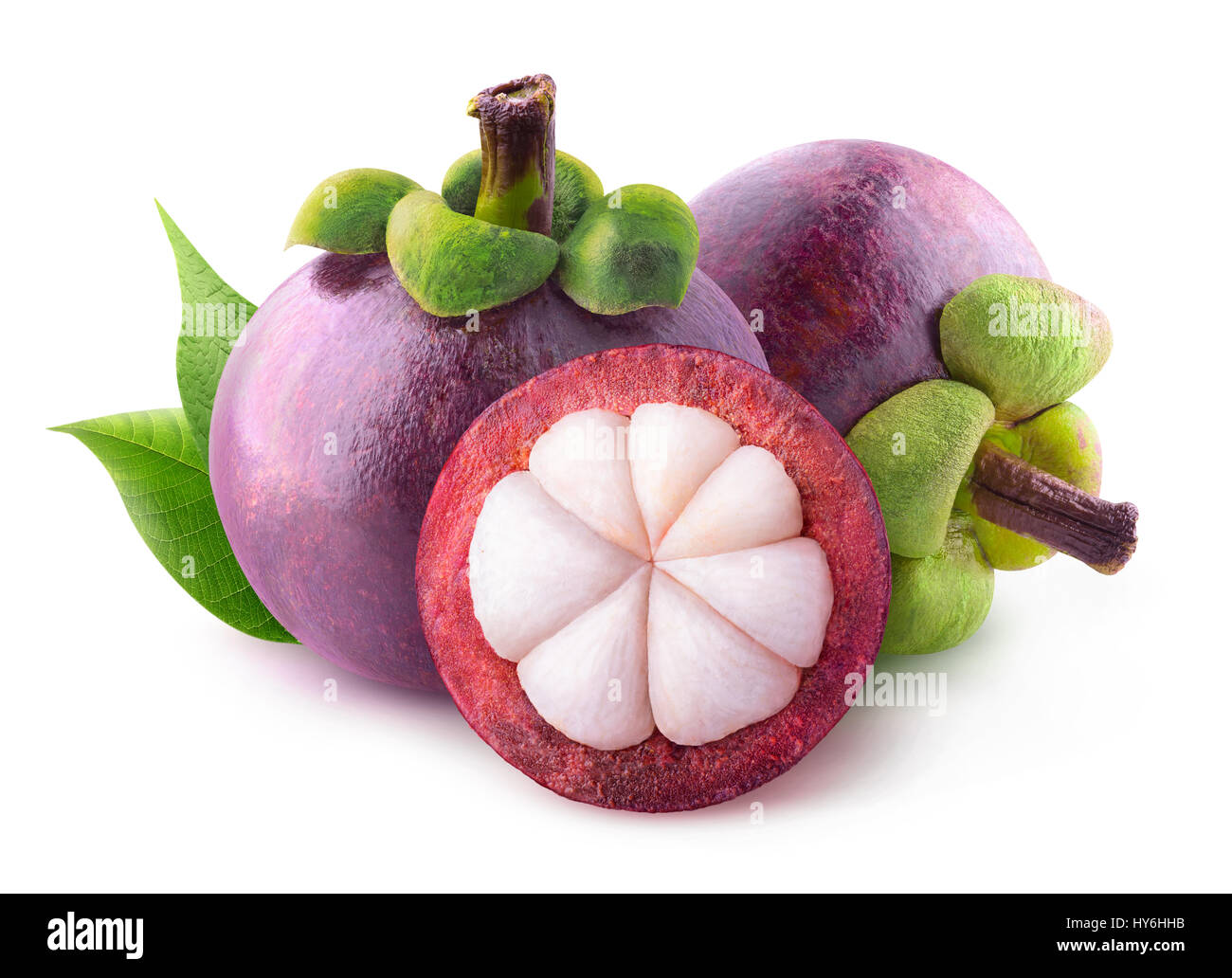 Isolato mangostani. Due frutti interi e una metà isolato su sfondo bianco con tracciato di ritaglio Foto Stock