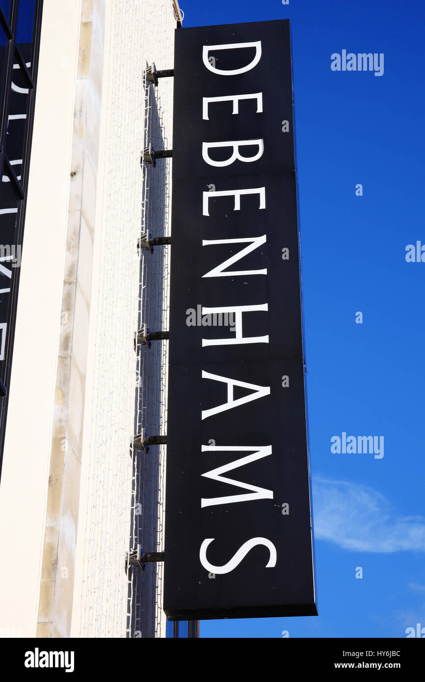 Carmarthen, Wales, Regno Unito, ottobre 22, 2016 : Debenhams logo pubblicità segno al di fuori di uno dei suoi grandi magazzini nel centro della città Foto Stock