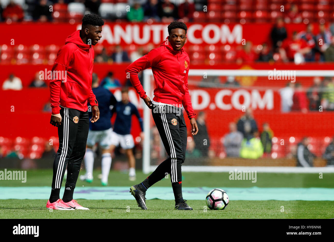 Il Manchester United Tuanzebe Axel (sinistra) e Matteo Willock prima della Premier League a Old Trafford, Manchester. Foto Stock