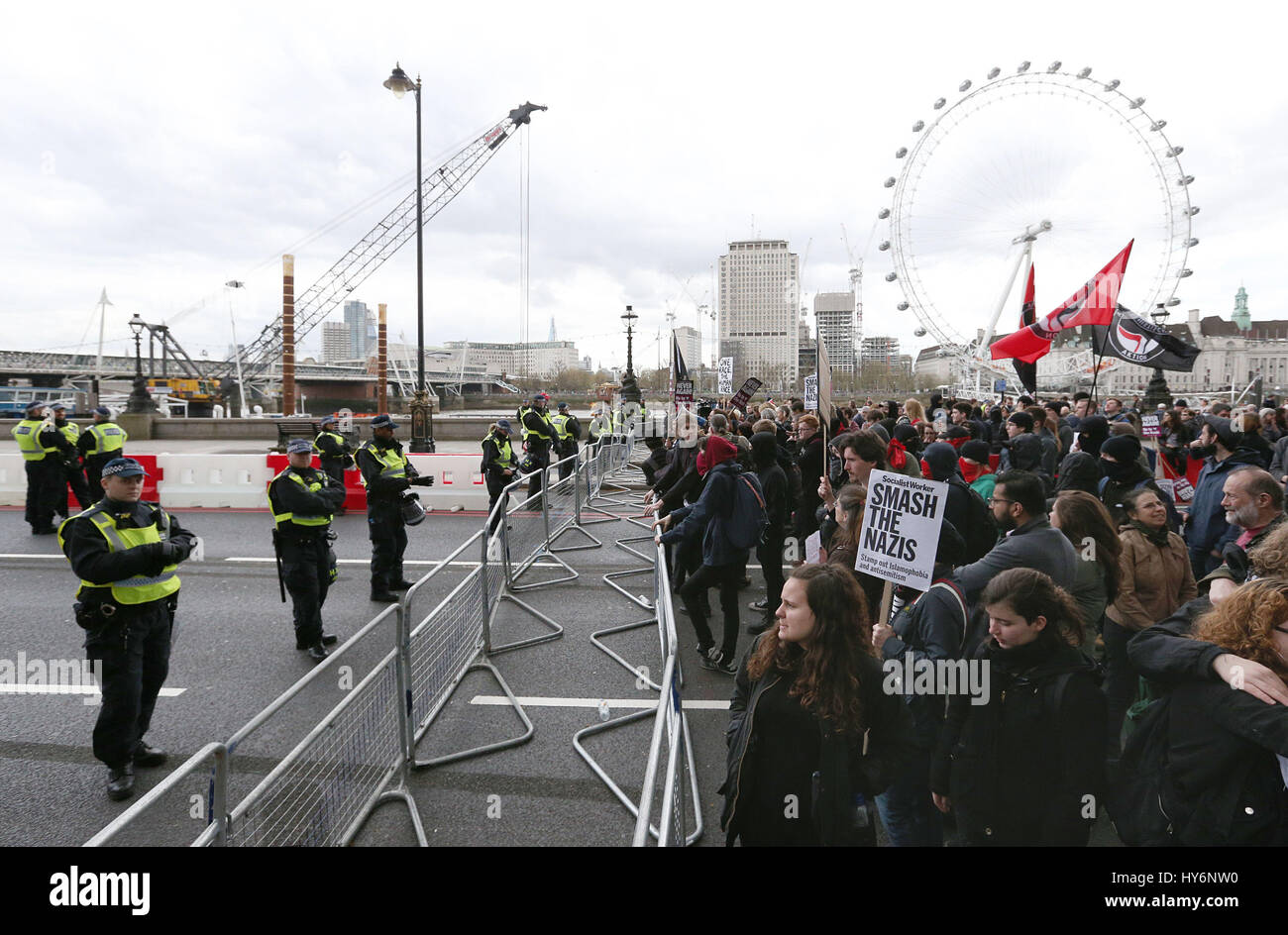 UAF (Unite contro il fascismo)dimostranti del terrapieno in Londra, durante una counterprotest contro la Gran Bretagna prima e EDL (Inglese difesa League) marche. Foto Stock