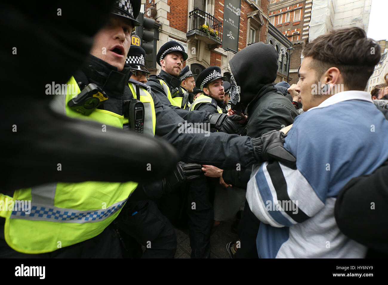 UAF (Unite contro il fascismo)dimostranti bagarre con gli ufficiali di polizia su Whitehall a Londra, durante una counterprotest contro la Gran Bretagna prima e EDL (Inglese difesa League) marche. Foto Stock