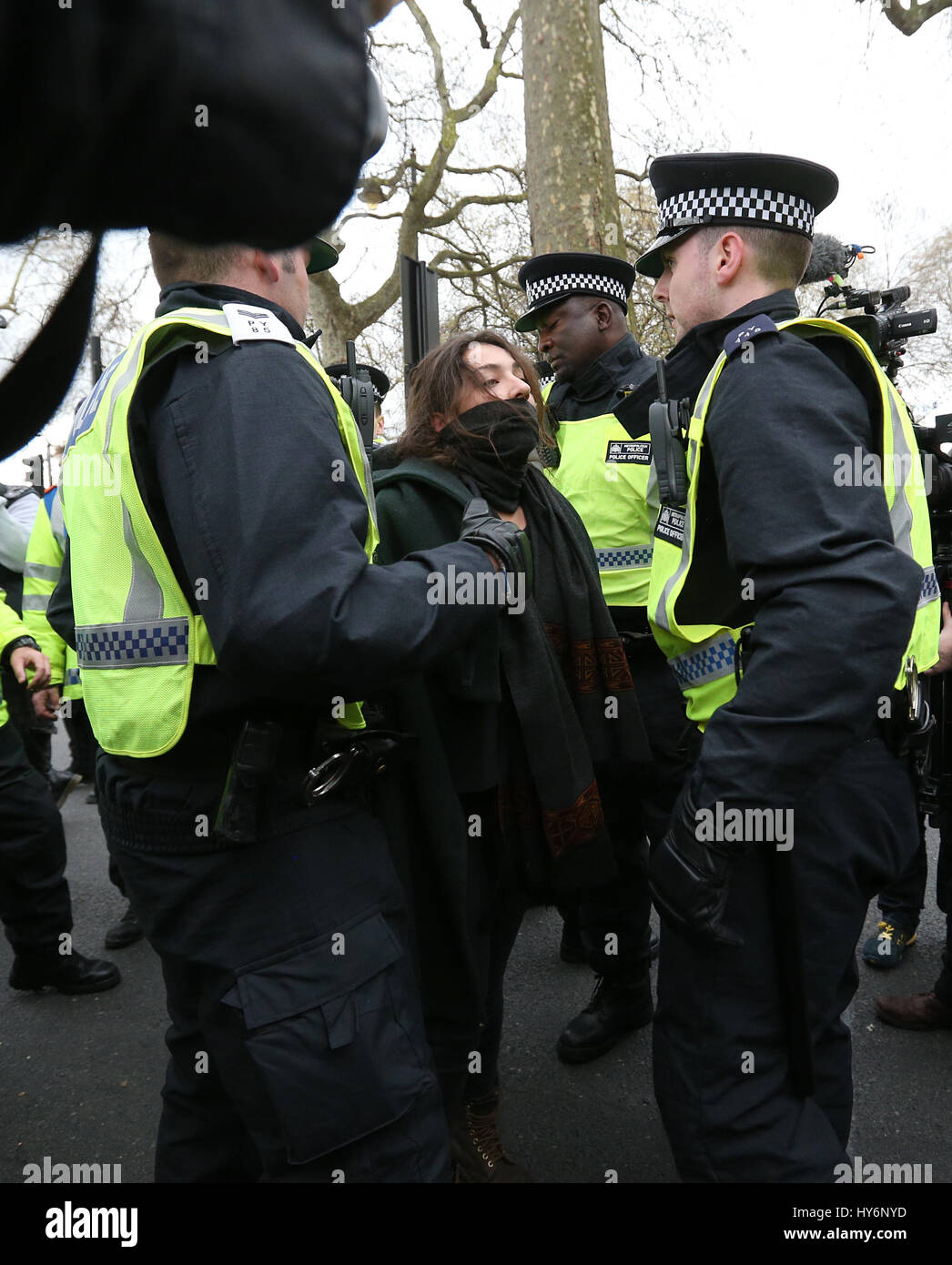 Un UAF (Unite contro il fascismo)dimostrante è arrestato nei pressi di Whitehall a Londra, durante una counterprotest contro la Gran Bretagna prima e EDL (Inglese difesa League) marche. Foto Stock