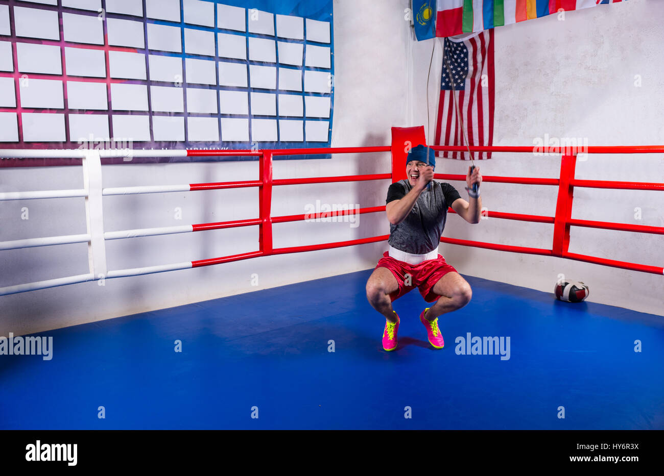 Boxer maschio corda da salto in una regolare pugilato ring circondato da  corde in una palestra Foto stock - Alamy
