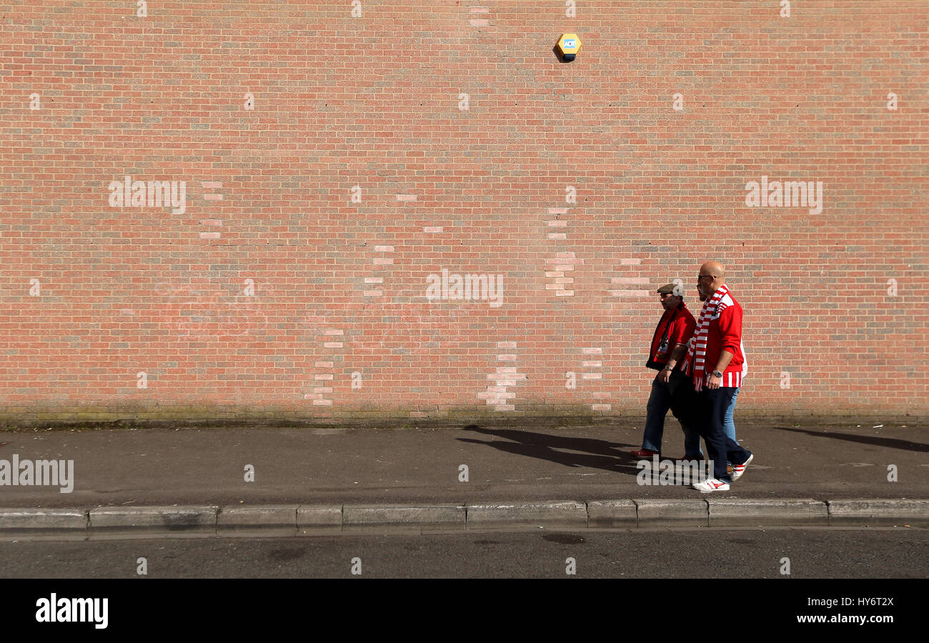 I fan di Southampton si fanno strada prima della partita della Premier League a St Mary's, Southampton. PREMERE ASSOCIAZIONE foto. Data immagine: Sabato 1 aprile 2017. Vedi la storia della PA DI SOUTHAMPTON. Il credito fotografico dovrebbe essere: Steven Paston/PA Wire. RESTRIZIONI: Nessun utilizzo con audio, video, dati, elenchi di apparecchi, logo di club/campionato o servizi "live" non autorizzati. L'uso in-match online è limitato a 75 immagini, senza emulazione video. Nessun utilizzo nelle scommesse, nei giochi o nelle pubblicazioni di singoli club/campionati/giocatori. Foto Stock