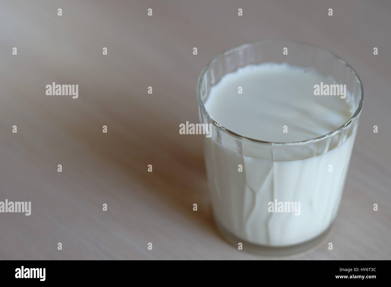Il latte fresco in un bicchiere sul tavolo Foto Stock