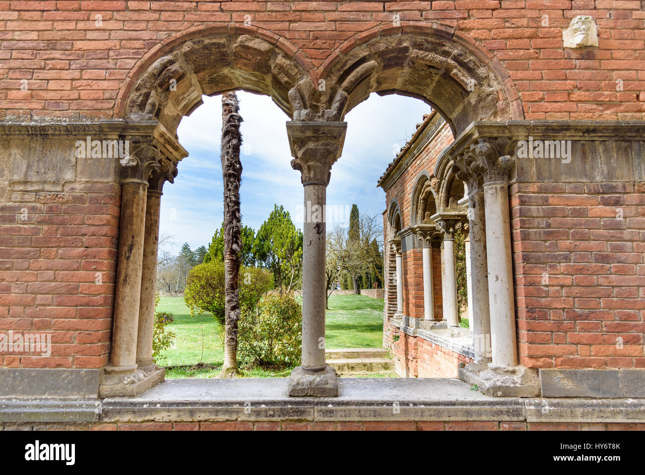 Finestra, colonna e vault, Abbazia di San Galgano, in provincia di Siena, Toscana, Italia Foto Stock