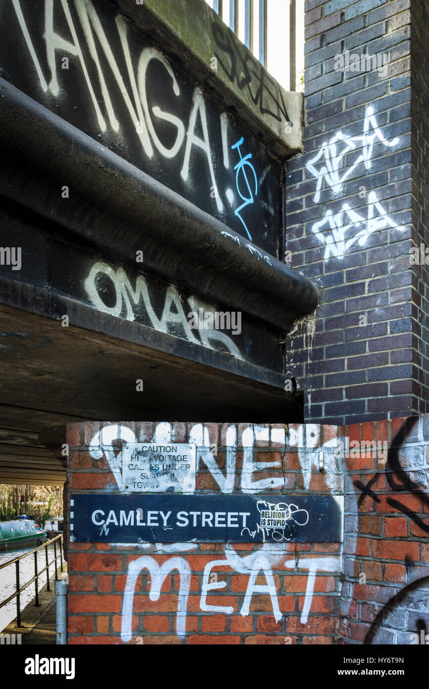 Grafitti sulla strada Camley ponte sul Regent's Canal, King's Cross, Londra, Regno Unito, 2012 Foto Stock