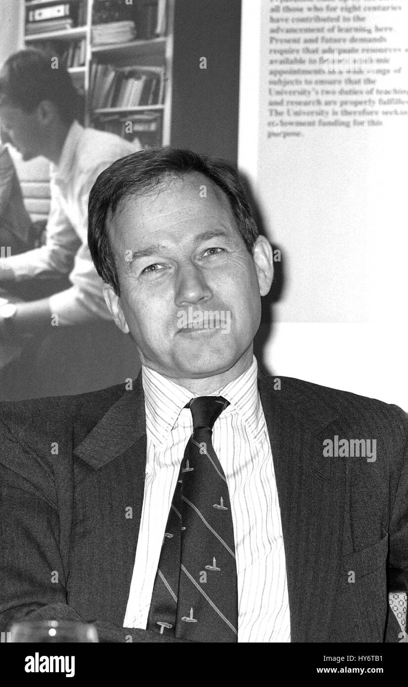 Andrew Knight, Presidente Esecutivo del giornale del gruppo News International, partecipa a una conferenza stampa con la campagna per Oxford University di Londra, in Inghilterra il 14 maggio 1990. Foto Stock